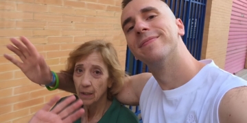 Luis Lozano junto a su madre, diagnosticada con Alzheimer