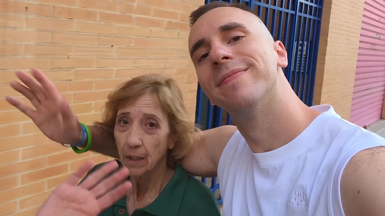 Luis Lozano junto a su madre, diagnosticada con Alzheimer