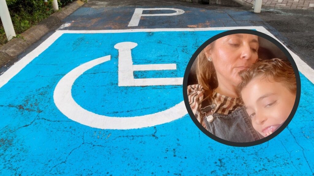 La madre de Manuel, con un 65% de discapacidad, denuncia pintadas en su coche tras aparcar en una plaza PMR