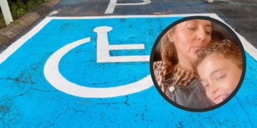 María, madre de Manuel, con 65% de discapacidad, denuncia pintadas en su coche tras aparcar en una plaza PMR