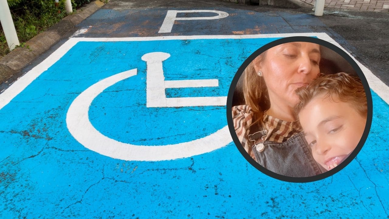 María, madre de Manuel, con 65% de discapacidad, denuncia pintadas en su coche tras aparcar en una plaza PMR