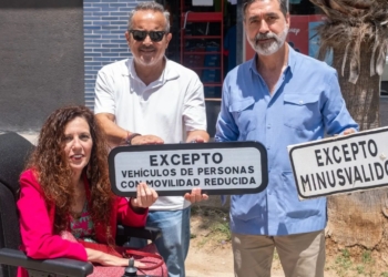 Nuria Alvarez con la senales de las plazas PMR