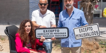 Nuria Alvarez con la senales de las plazas PMR