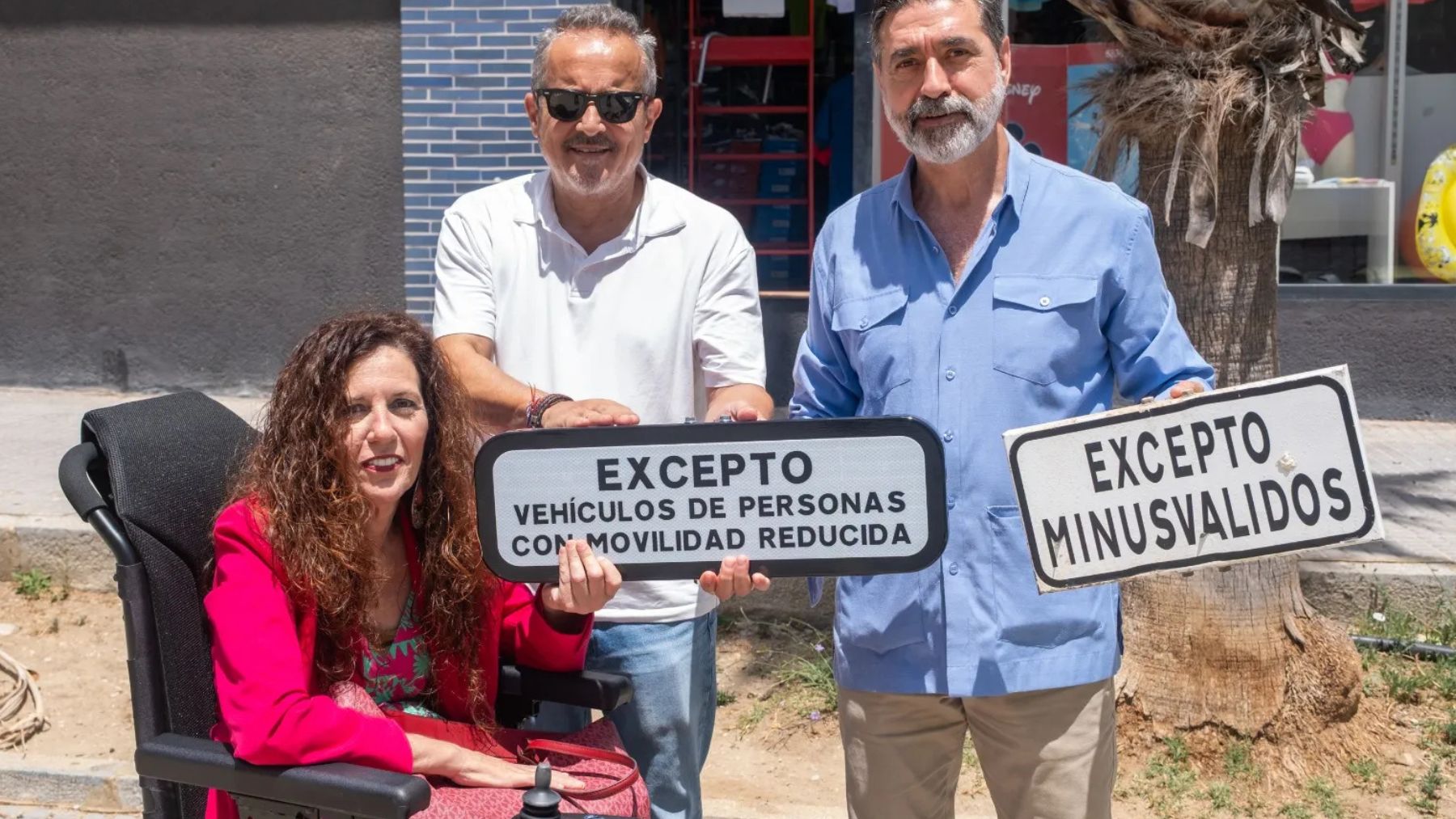 Nuria Alvarez con la senales de las plazas PMR