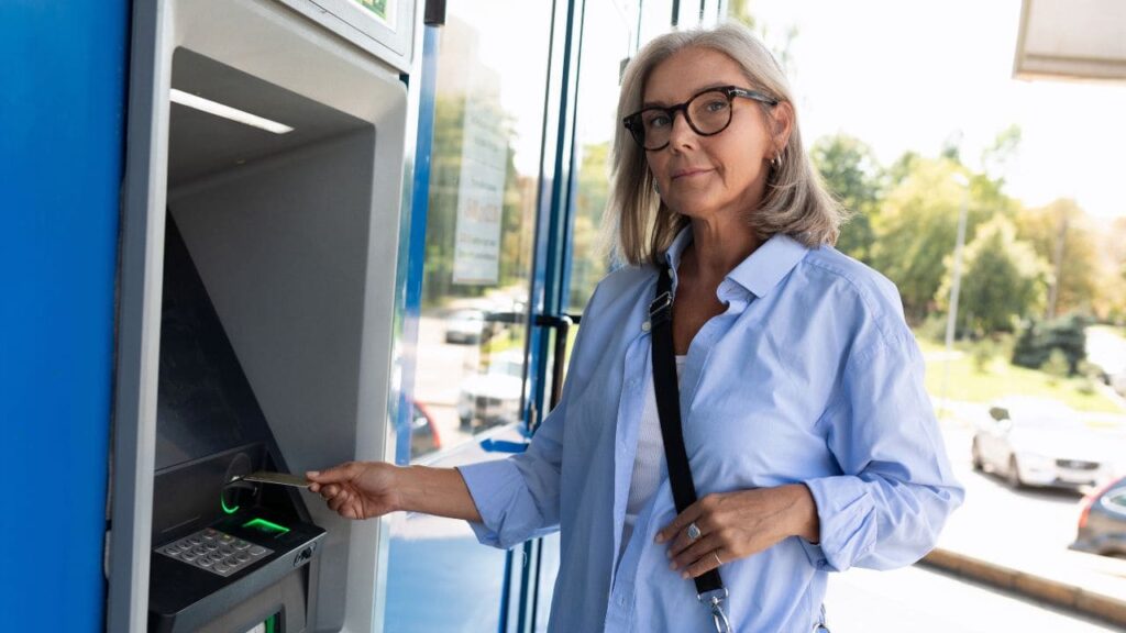 Día de abono de la pensión y la paga extra de verano por cada banco en 2026