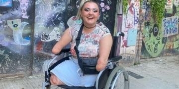 Paloma López, maquilladora con discapacidad
