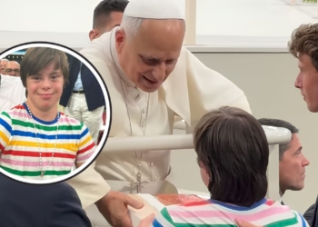 Roscón, con síndrome de Down, le entrega un regalo al Papa