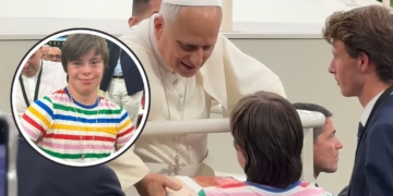 Roscón, con síndrome de Down, le entrega un regalo al Papa