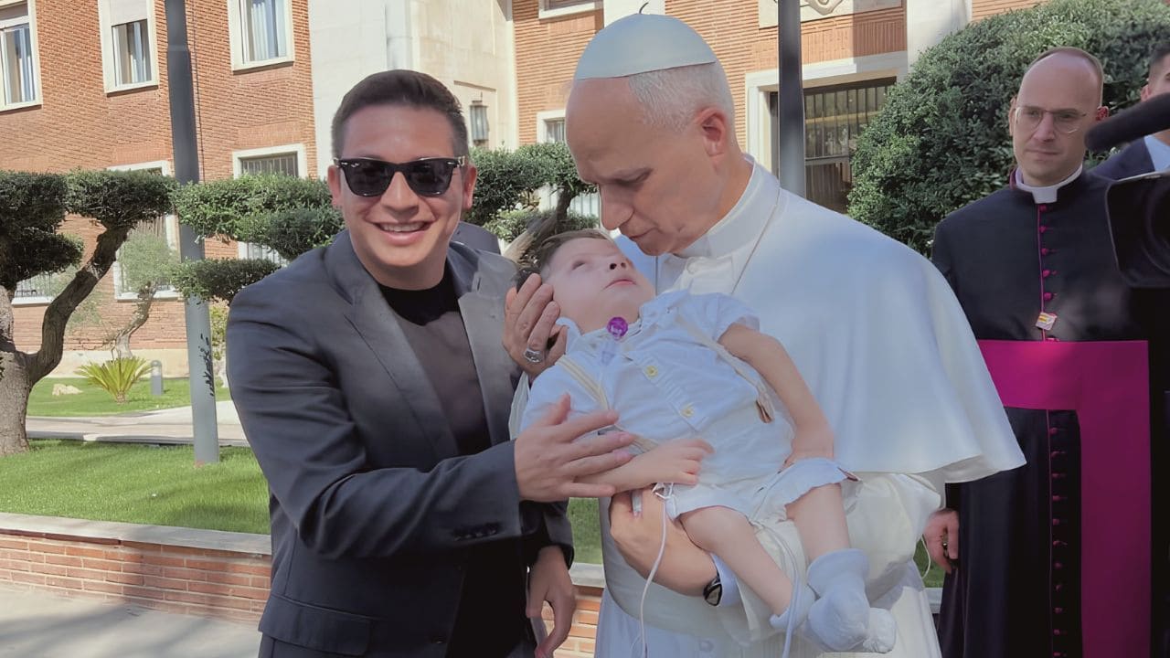 El Papa León XIV bendice a 'Súper Mateíto'