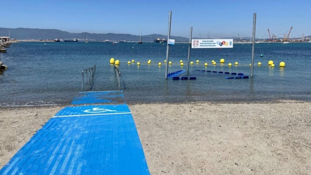 La Línea inaugura una nueva zona de baño adaptado para personas con discapacidad en la playa de Poniente