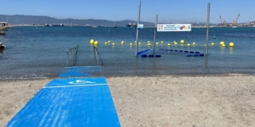 Nueva zona de baño adaptado en la playa de Poniente