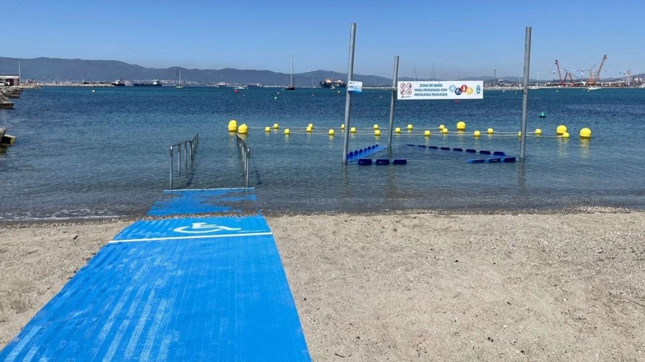 Nueva zona de baño adaptado en la playa de Poniente