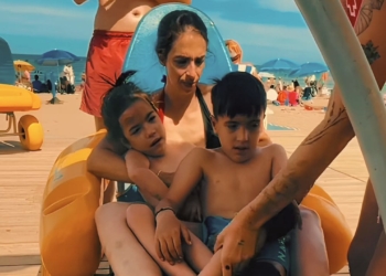 Laura con sus "grandes guerreros" con discapacidad en la playa