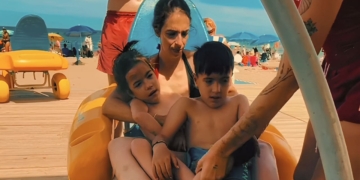 Laura con sus "grandes guerreros" con discapacidad en la playa