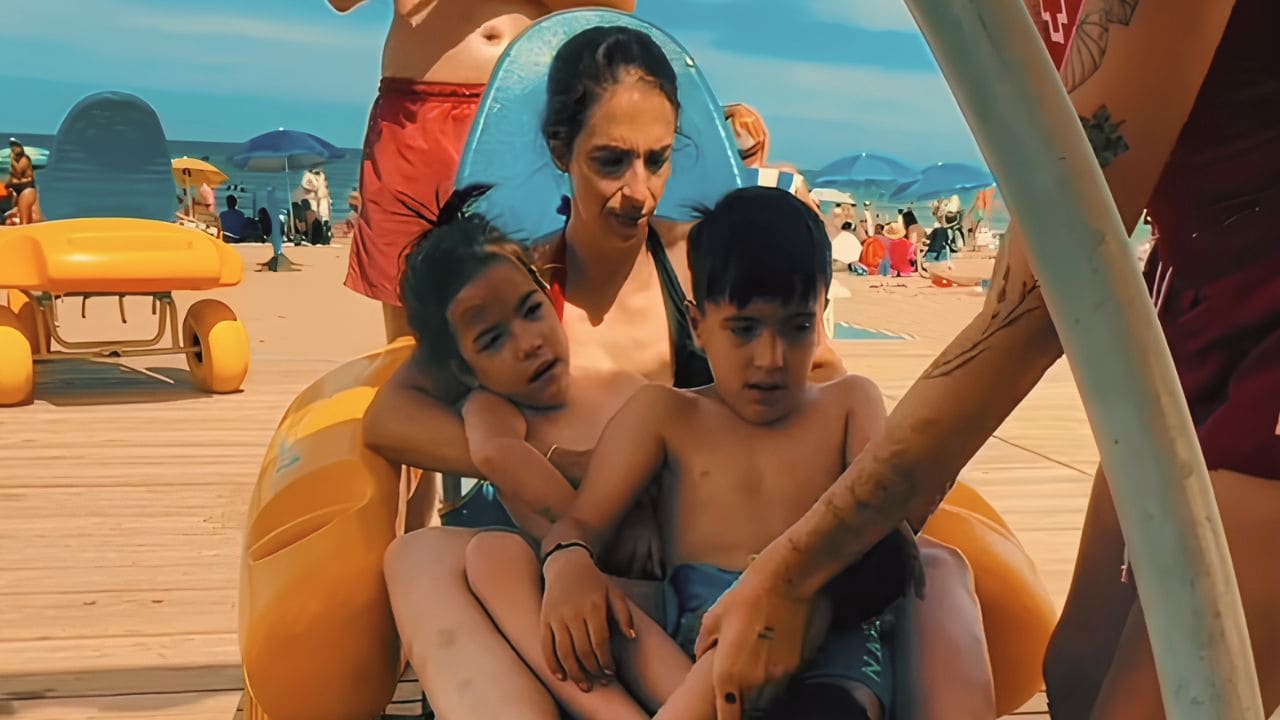 Laura con sus "grandes guerreros" con discapacidad en la playa