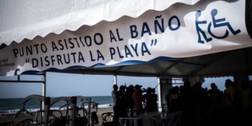 Málaga lanza iniciativa para el baño en la playa de personas con discapacidad