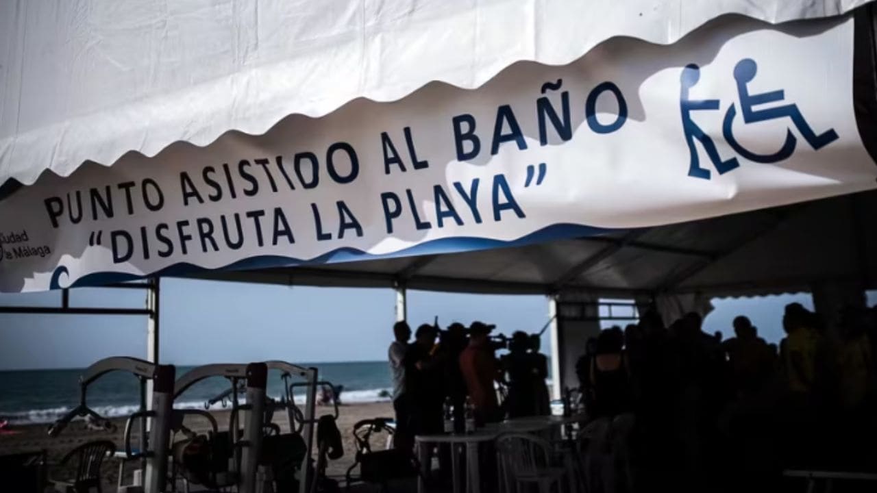 Málaga lanza iniciativa para el baño en la playa de personas con discapacidad