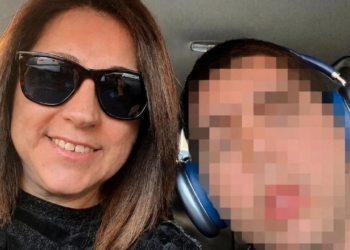 Teresa junto a su hijo Gabriel, con autismo