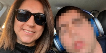 Teresa junto a su hijo Gabriel, con autismo
