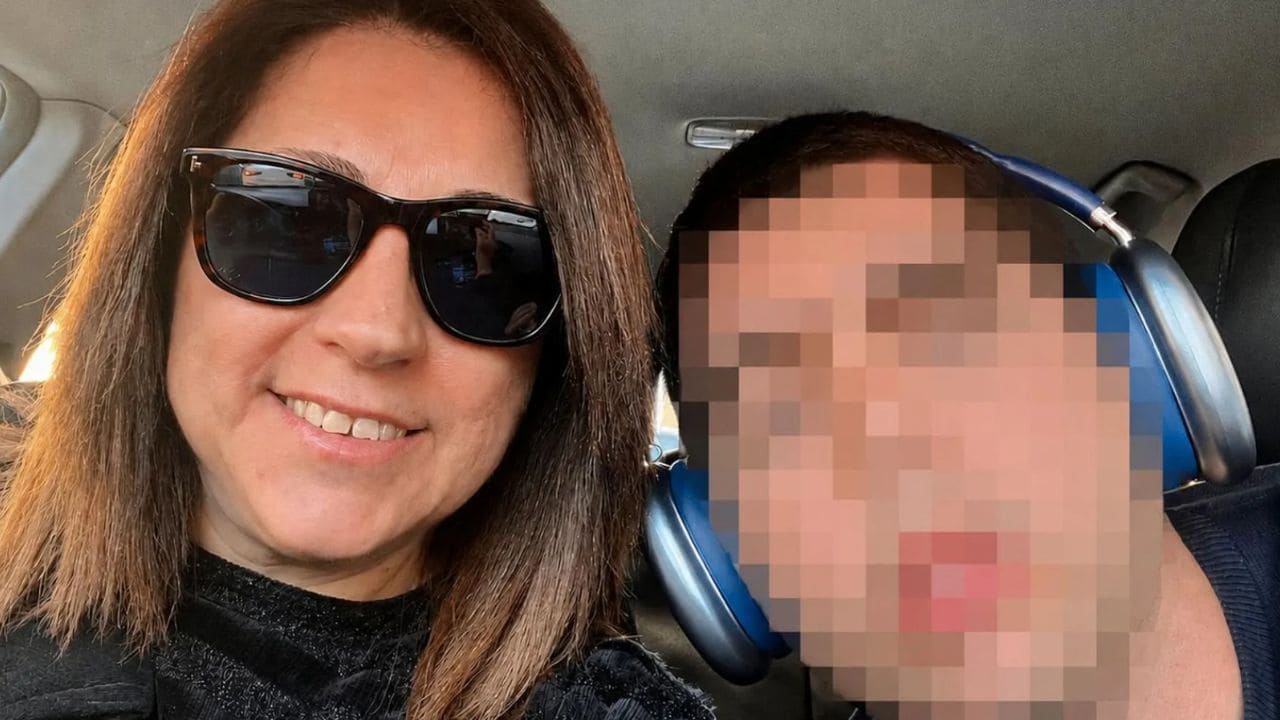 Teresa junto a su hijo Gabriel, con autismo