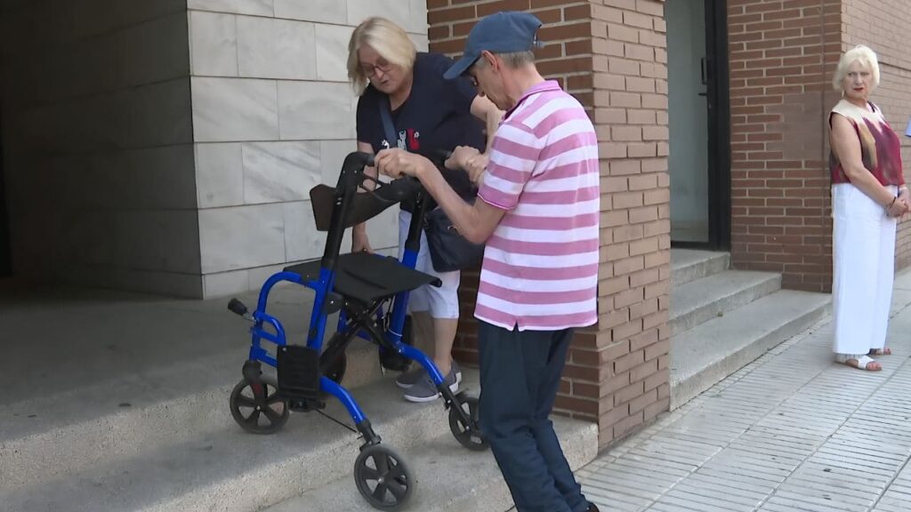 Vecinos de Alcorcón con discapacidad reclaman una rampa en su portal y el Ayuntamiento lo rechaza