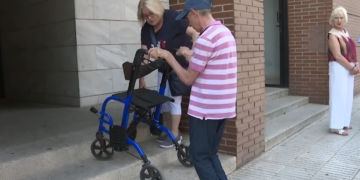 Vecinos de Alcorcón con discapacidad reclaman una rampa en su portal