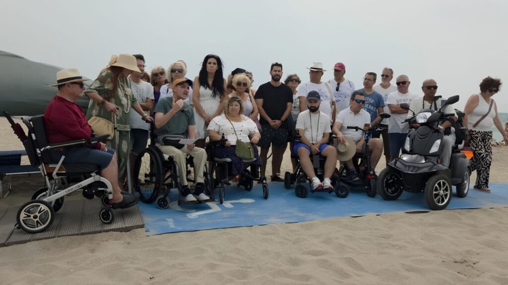 Personas con discapacidad reclaman adaptar las playas de El Vendrell con medidas de accesibilidad