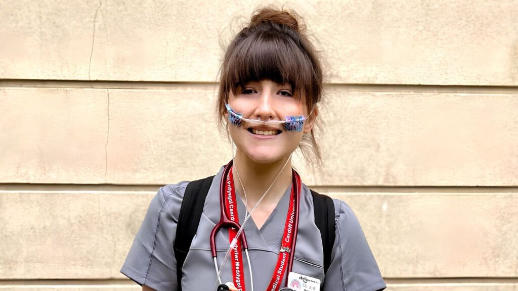 Alexandra Adams hace historia y se convierte en la primera médica sordociega de Reino Unido