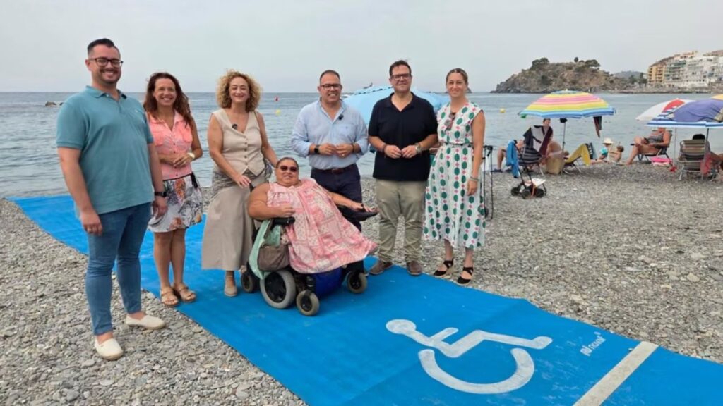 Almuñécar estrena pasarelas que llegan hasta el agua y un servicio de acompañamiento al baño en sus cinco playas con Bandera Azul