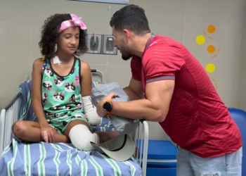 Juan Pablo Dos Santos con una niña amputada por los terremotos de Venezuela