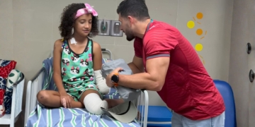 Juan Pablo Dos Santos con una niña amputada por los terremotos de Venezuela