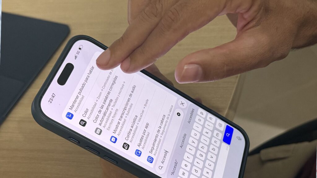 Apple activa en el iPhone hasta diez formas de moverte por el móvil sin usar las manos haciéndolo más accesible que nunca