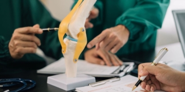 Una limpiadora logra una pensión de incapacidad permanente por artrosis de rodilla