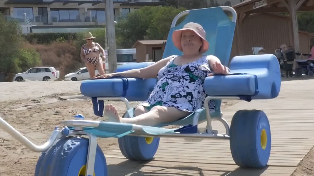 Estepona inicia la temporada de baños asistidos en la playa para personas con discapacidad y movilidad reducida