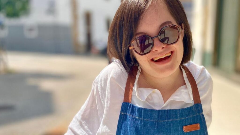 Carmela, 24 años y con síndrome de Down: creó una marca de joyas que conoce hasta la princesa Leonor
