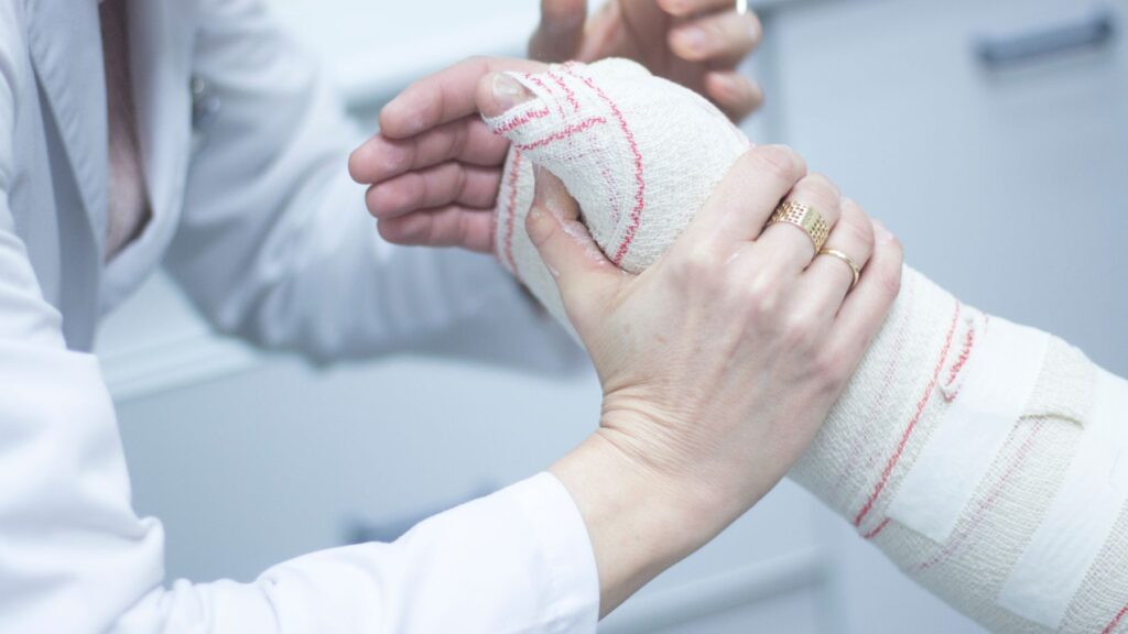 Qué pasa al cumplir 545 días de baja médica: la empresa deja de cotizar y el tribunal médico decide entre el alta, la prórroga o la incapacidad permanente