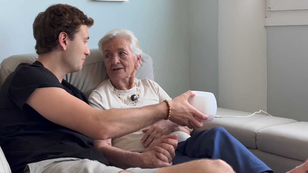Un joven español crea un dispositivo para que su abuela con Alzheimer pueda conversar