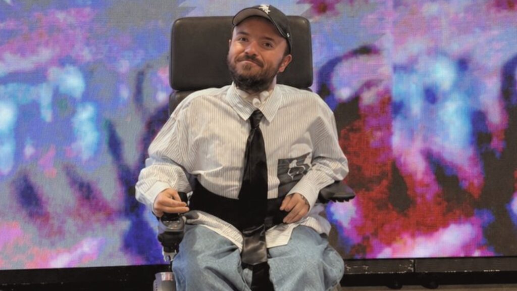 Álvaro, con discapacidad severa, denuncia que la inspección de Sanidad le deniega un mando adaptado para su silla de ruedas