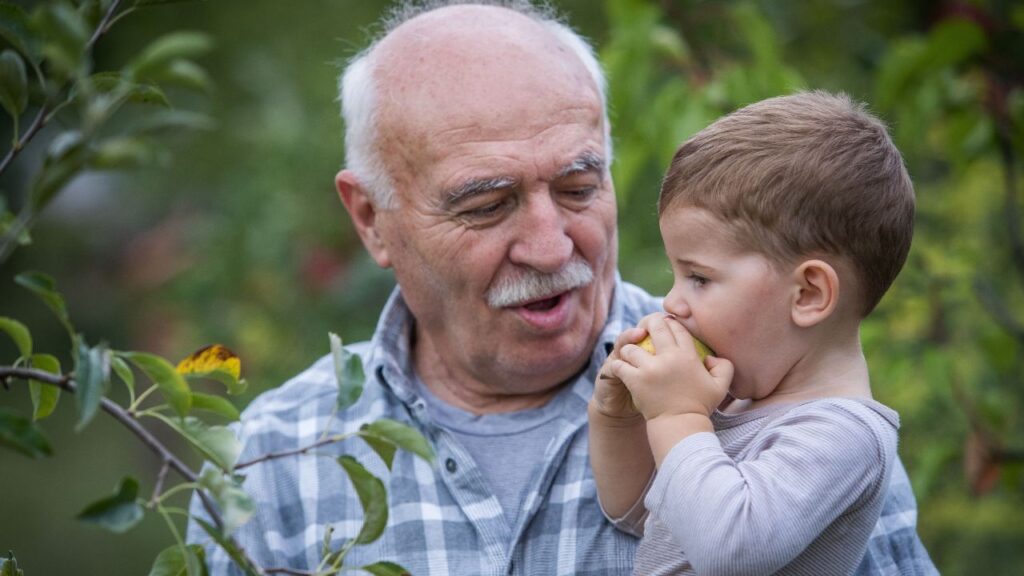 El 46,7 % de los abuelos y abuelas en España cuida habitualmente de sus nietos mientras trabajan