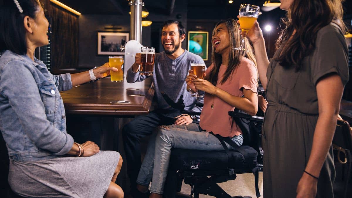 El ocio nocturno también debe incluir a las personas con discapacidad