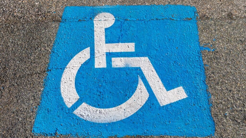 Estos son los 5 servicios que ofrece la tarjeta de aparcamiento para personas con movilidad reducida (PMR)