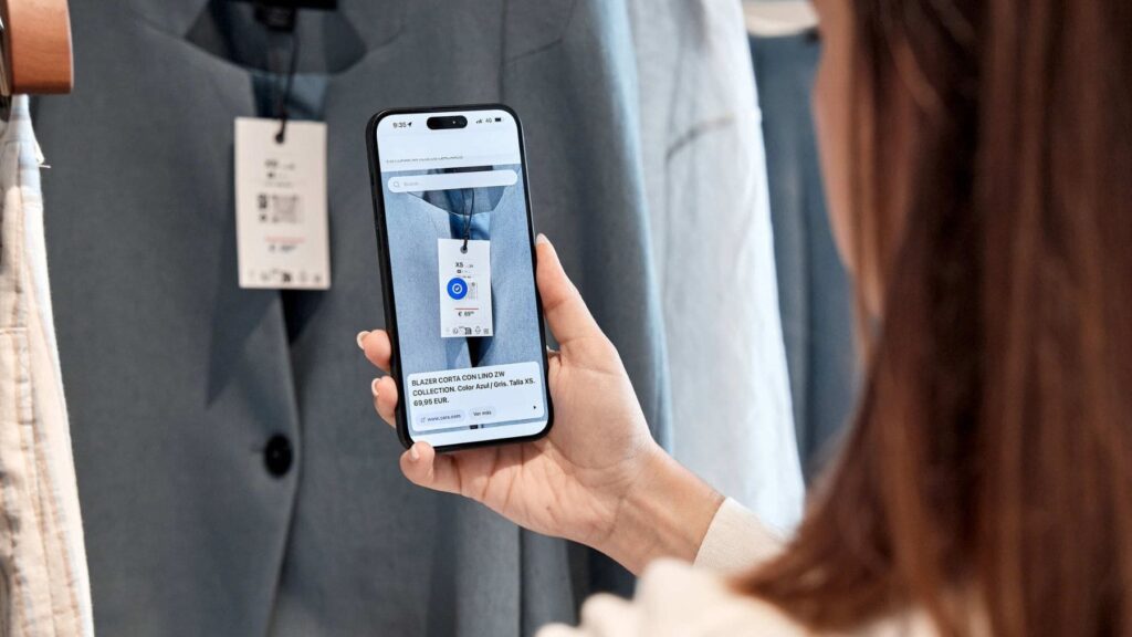 Inditex, de Amancio Ortega, incorpora la accesibilidad en el etiquetado de su ropa para personas con discapacidad visual