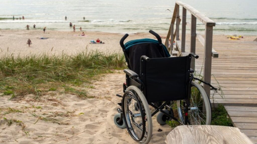 FEBHI plantea renovar las pasarelas de las playas para mejorar la accesibilidad y facilitar un acceso autónomo al mar