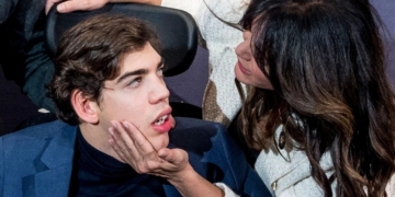 Fabiola Martínez con su hijo Kike, con discapacidad
