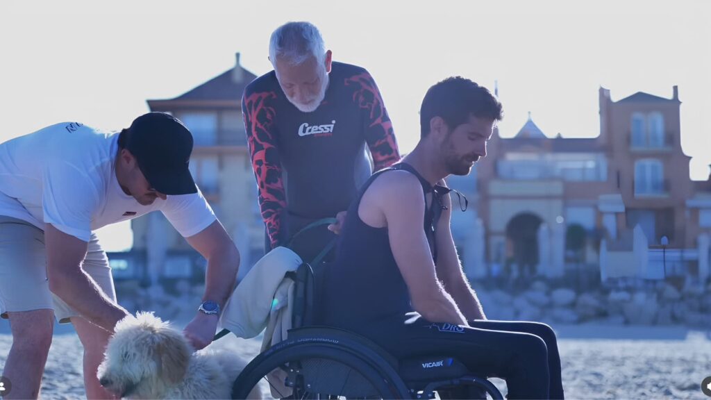 Ignacio, con lesión medular, y su padre, con cáncer, logran cruzar juntos a nado la Bahía de Cádiz