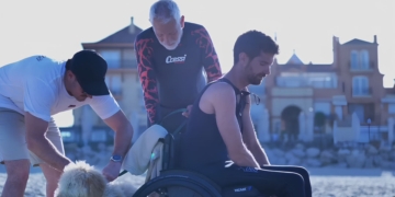 Ignacio, con lesión medular, y su padre, con cáncer, logran cruzar juntos a nado la Bahía de Cádiz