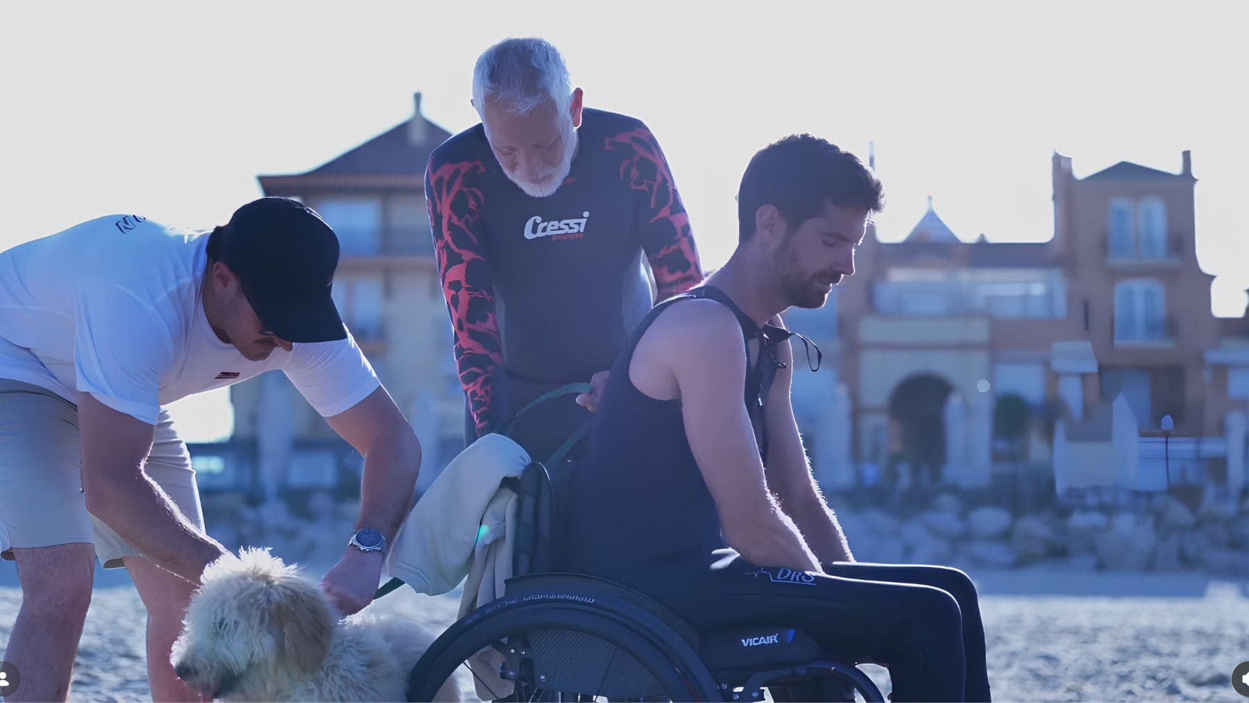 Ignacio, con lesión medular, y su padre, con cáncer, logran cruzar juntos a nado la Bahía de Cádiz