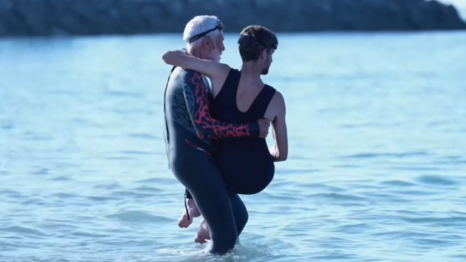 Ignacio, con lesión medular, y su padre, con cáncer, logran cruzar juntos a nado la Bahía de Cádiz