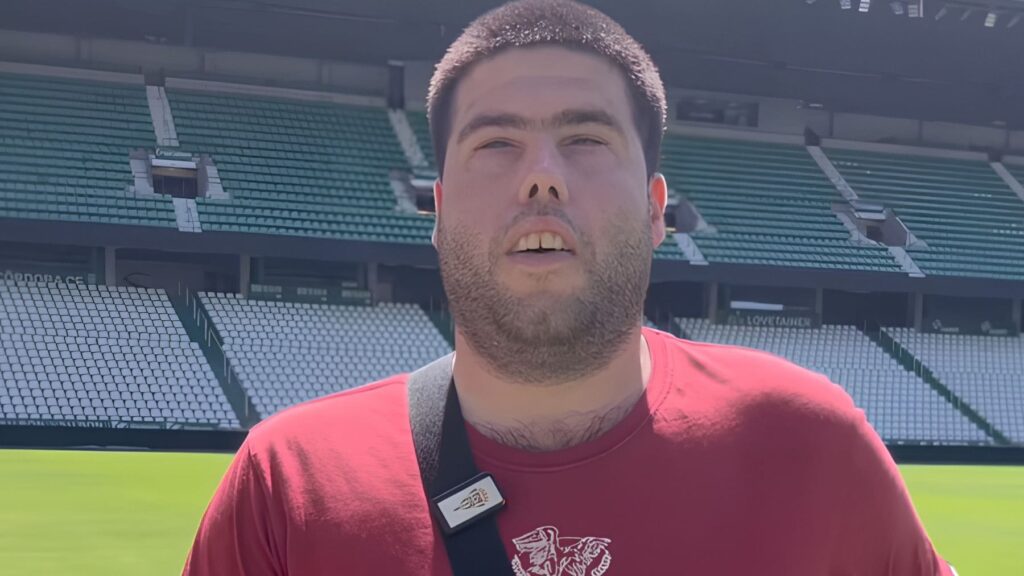 José, aficionado ciego del Córdoba CF que sigue los partidos de su equipo con la emoción de la grada