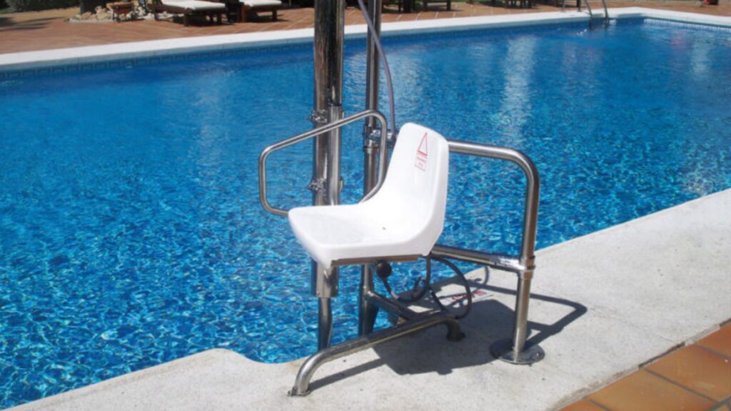 El Plan Adapta cubre el 77,3 % del coste de adaptar una piscina comunitaria en Madrid: 8.500 euros para un elevador acuático y una escalera accesible